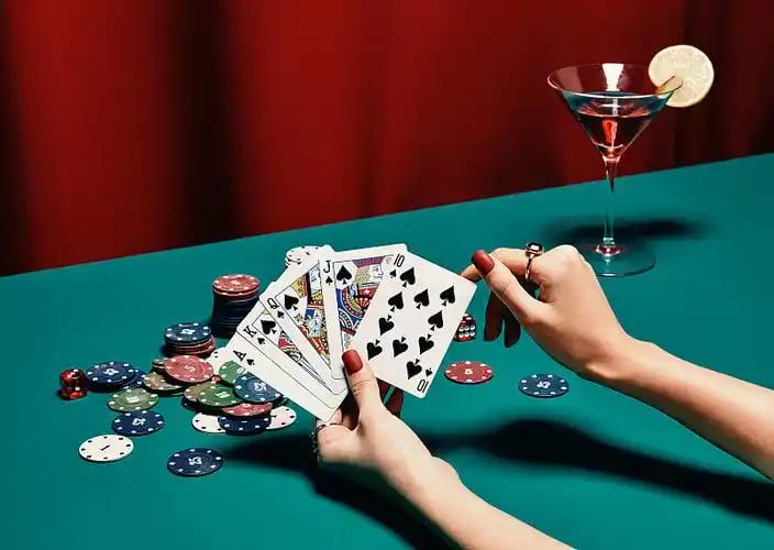 Người trải nghiệm chơi game trên ứng dụng hh88 với giao diện tiếng Việt thân thiện